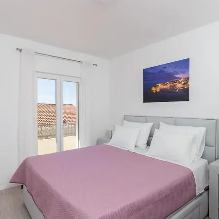 Pavlovic - Three Bedroom With Balcony And Partial Sea View
