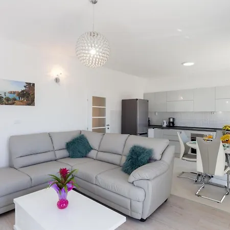 Pavlovic - Three Bedroom With Balcony And Partial Sea View *