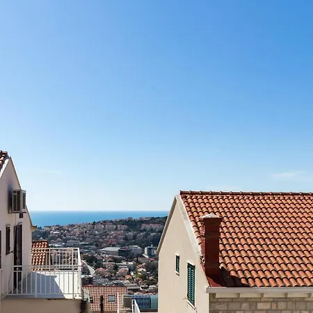 Pavlovic - Three Bedroom With Balcony And Partial Sea View