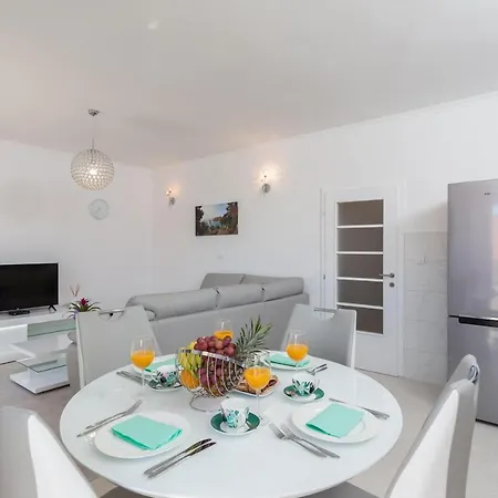 Pavlovic - Three Bedroom With Balcony And Partial Sea View