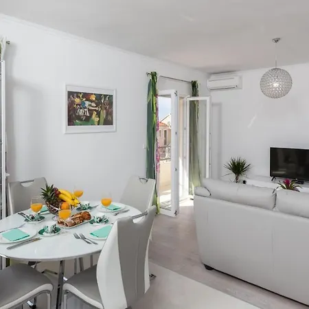 Apartment Pavlovic - Three Bedroom With Balcony And Partial Sea View