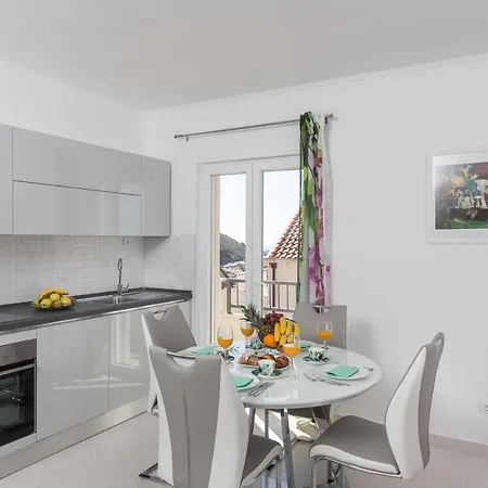 Pavlovic - Three Bedroom With Balcony And Partial Sea View