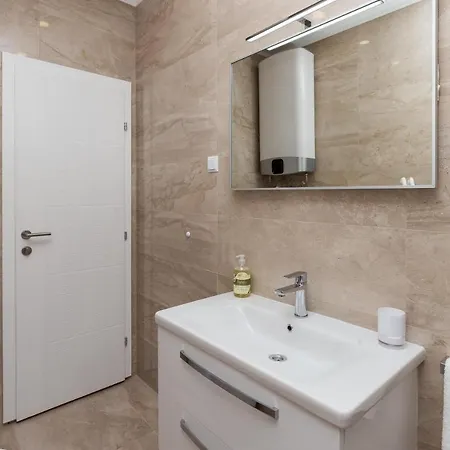 Pavlovic - Three Bedroom With Balcony And Partial Sea View Διαμέρισμα *