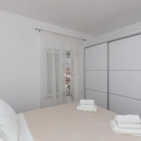 Pavlovic - Three Bedroom With Balcony And Partial Sea View دوبروفينك